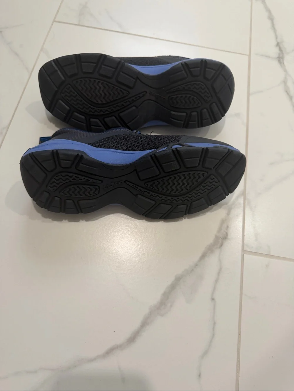 L.L. Bean Kids size 2 watershoes / outdoor in Black and Blue